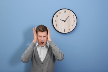 adam ve mavi duvar saati