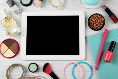 Kadının aksesuarları ile dijital tablet