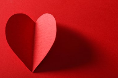 Güzel kağıt kalp üzerinde koyu kırmızı