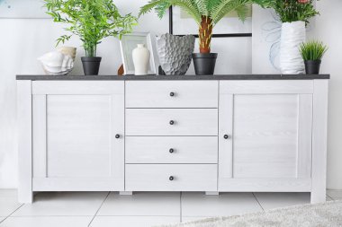 Işık duvardaki beyaz tuvalet