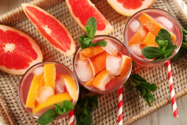 Olgun greyfurt ve ile nane, taze meyve suyu kapat