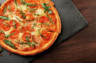 Roka kayrak plaka üzerinde pizzayla Margherita