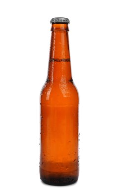 Beyaz izole kahverengi bira şişesi