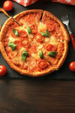 Margherita pizza domates kayrak plaka üzerinde