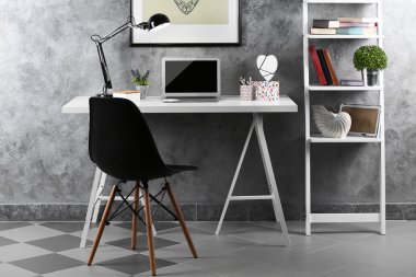 Tasarımcı için modern çalışma alanı