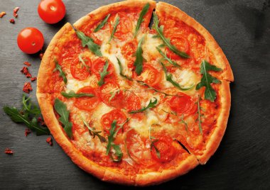 Margherita pizza domates ve roka kayrak plaka üzerinde