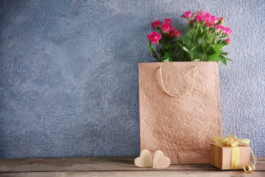 kağıt torba içinde pembe güller 