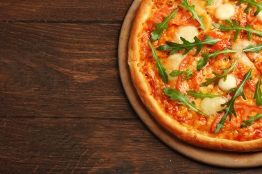 Roka arka plan üzerinde pizzayla Margherita