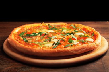 Ahşap masa üzerinde roka ile Margherita pizza