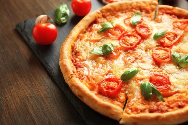 Margherita pizza domates kayrak plaka üzerinde