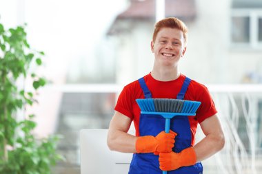 Genç hademe yere fırça tutan  