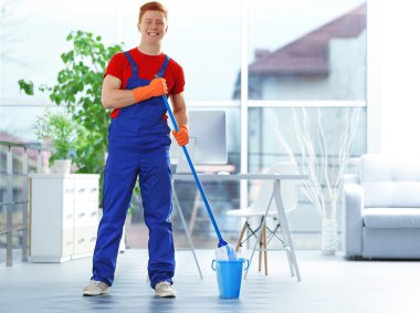 Fırça ile genç temizlikçi  