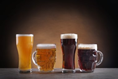 Fıçı bira gözlük ahşap masa üzerinde farklı türde