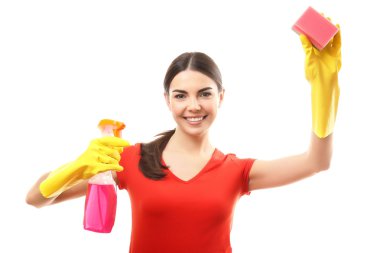 sünger ve deterjan sprey tutan kadın