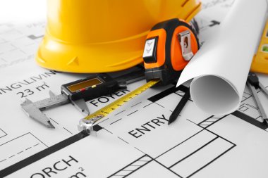 Proje çizimleri ve sarı kask 