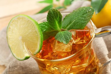 Bir çul üzerinde limonlu buzlu çay bardak