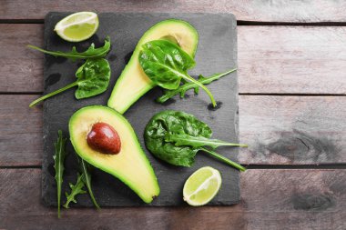 Avokado kireç, ıspanak ve roka ile kayrak Tabağa dilimlenmiş