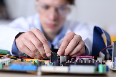 Genç adam bardaklarda servis merkezi bilgisayar donanım onarımı