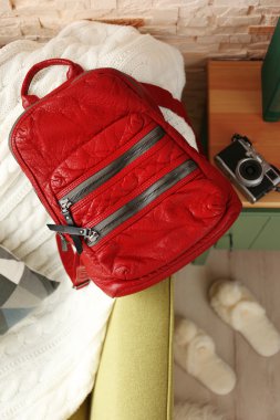 Kırmızı deri sırt çantası  