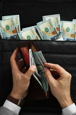 adam holding cüzdan 