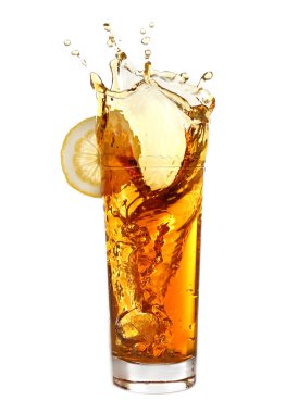 Buz limon çay sıçrama, üzerinde beyaz izole