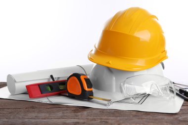 İki kask ve beyaz bir arka plan üzerinde planları.