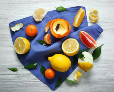 Taze narenciye mavi peçeteye