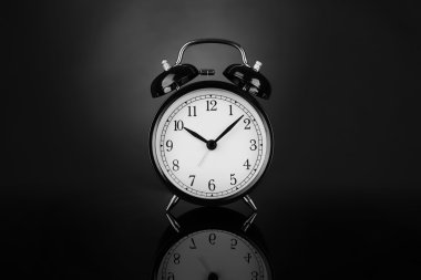 Siyah arkaplanda alarm saati.