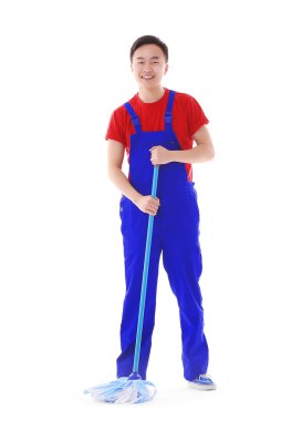 Temiz beyaz izole genç gülümseyen erkek