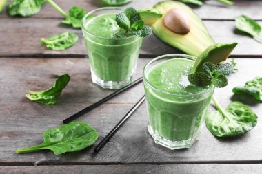 Ahşap arka plan üzerinde taze avokado smoothies