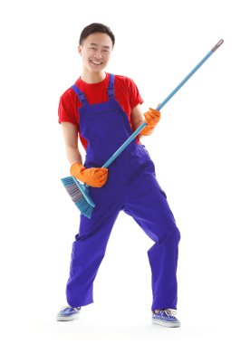 Temiz beyaz izole genç gülümseyen erkek