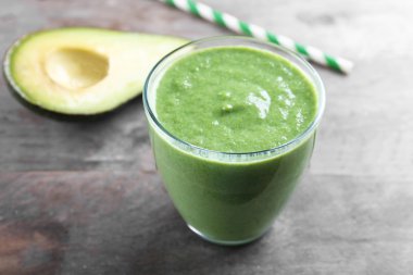 ahşap zemin üzerinde taze avokado smoothie