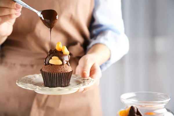 Baker decoreren lekkere cupcake — Stockfoto