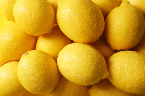Wet lemons as background — Stock Photo, Image