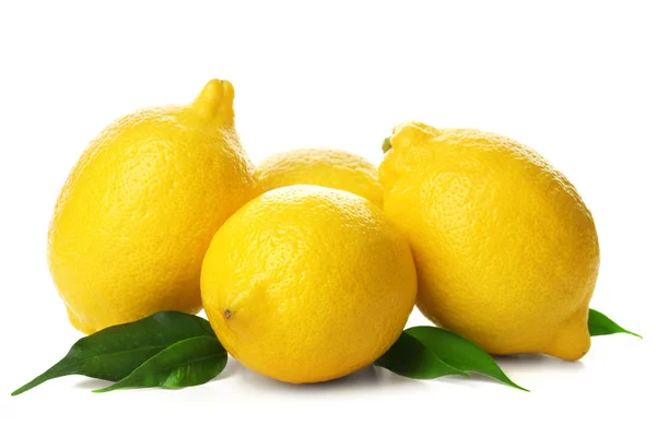 Limones frescos con hojas verdes aisladas en blanco — Foto de Stock