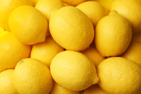 Wet lemons as background — Stock Photo, Image
