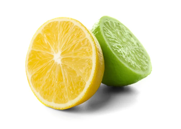 Moitiés de citron vert et citron isolé — Photo