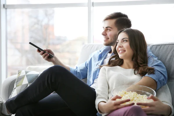 Pareja joven viendo la televisión —  Fotos de Stock