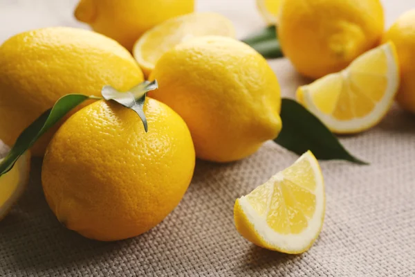 Plátek čerstvého citronu na detailním pytloviny — Stock fotografie