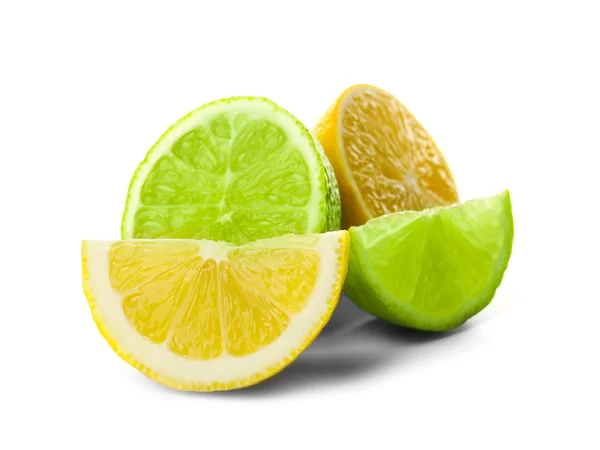 Limão fatiado e limão isolado em branco — Fotografia de Stock