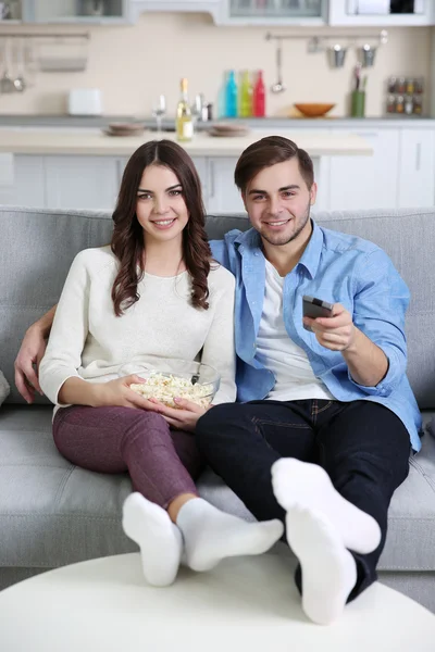 Νεαρό ζευγάρι βλέποντας τηλεόραση — Φωτογραφία Αρχείου