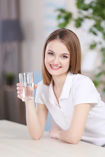 Mujer joven bebiendo agua — Foto de Stock