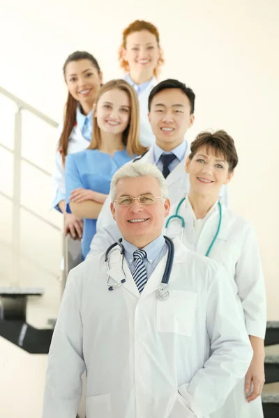 Equipo Médicos Sonrientes Interior —  Fotos de Stock