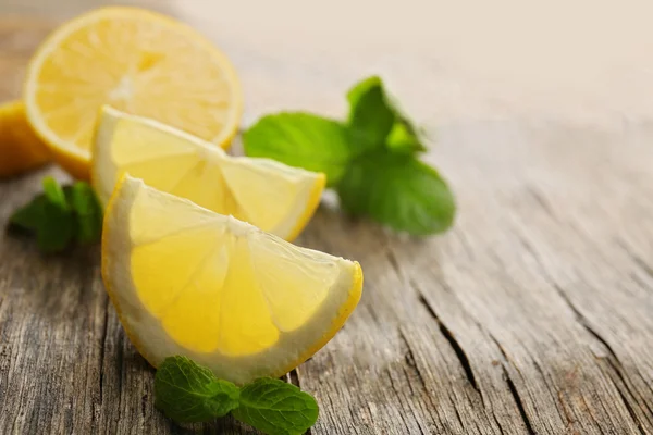 Slices of fresh lemons on wooden background — Stock Photo, Image