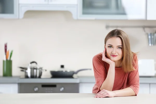 Mujer joven en la cocina —  Fotos de Stock