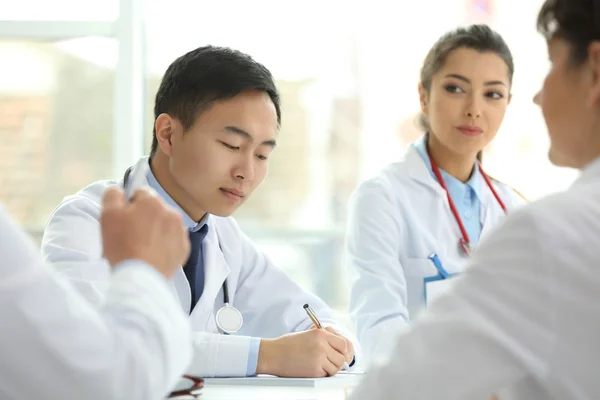 Riunione Dei Medici Carica — Foto Stock