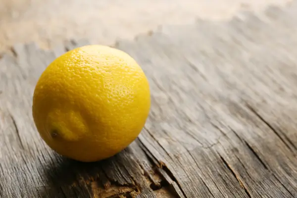 Fresh lemon on rustic wooden background — Stock Photo, Image