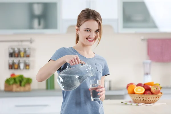 Ung kvinna hälla vatten — Stockfoto