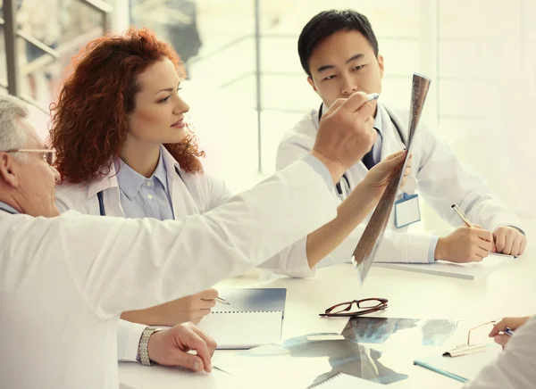 Los Médicos Examinaron Rayos Consultorio — Foto de Stock