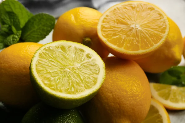 Sliced fresh lemon with green leaves on tray closeup — Stock Photo, Image